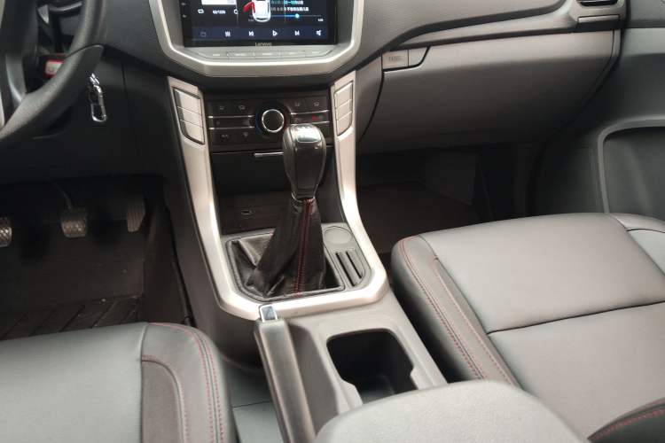 Used SAIC MAXUS T60 2017 2.4L Gasoline Manual Transmission Two-Wheel Drive High Ground Clearance Comfortable Version with Extended Cabin Gear Lever