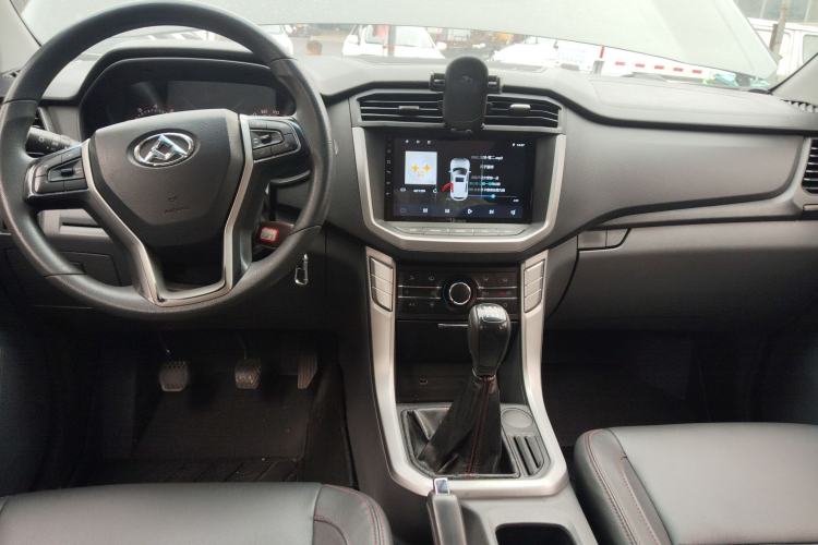 Used SAIC MAXUS T60 2017 2.4L Gasoline Manual Transmission Two-Wheel Drive High Ground Clearance Comfortable Version with Extended Cabin Interior 2