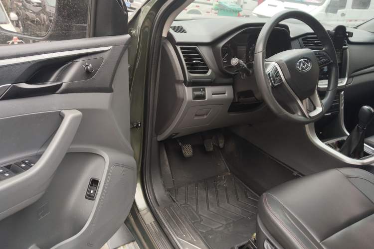 Used SAIC MAXUS T60 2017 2.4L Gasoline Manual Transmission Two-Wheel Drive High Ground Clearance Comfortable Version with Extended Cabin Interior 3