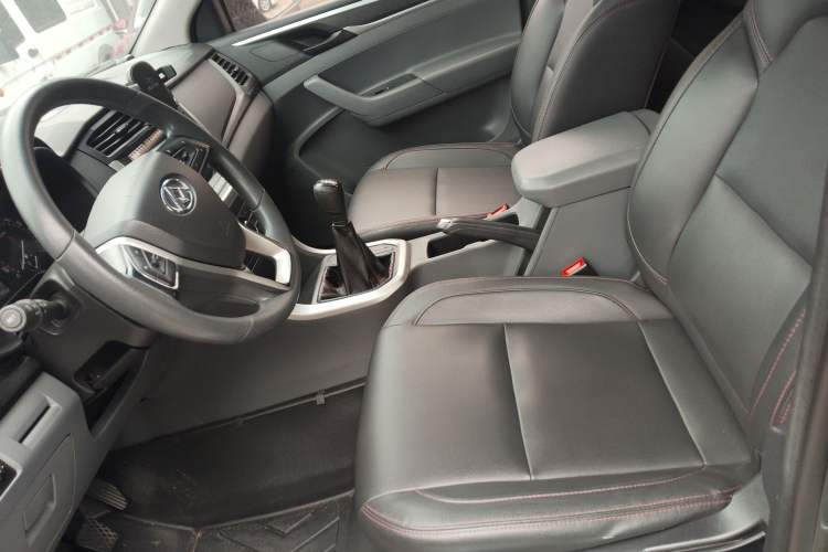 Used SAIC MAXUS T60 2017 2.4L Gasoline Manual Transmission Two-Wheel Drive High Ground Clearance Comfortable Version with Extended Cabin Left Front Seat