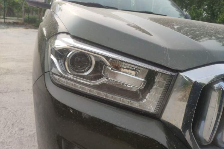 Used SAIC MAXUS T60 2017 2.0T Gasoline Automatic 4x4 High-Ride Flagship Long-Wheelbase Version Right Front Headlight