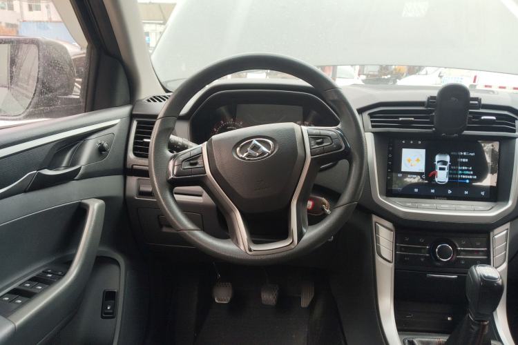 Used SAIC MAXUS T60 2017 2.4L Gasoline Manual Transmission Two-Wheel Drive High Ground Clearance Comfortable Version with Extended Cabin Steering Wheel