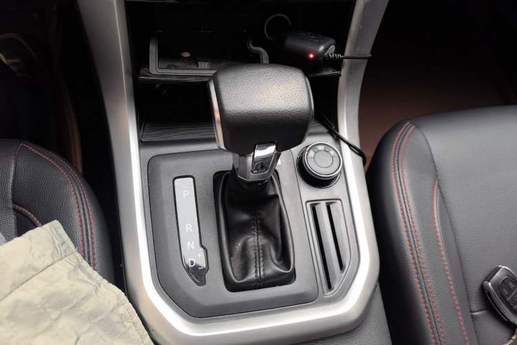 Used SAIC MAXUS T60 2017 2.0T Gasoline Automatic 4x4 High-Profile Luxury Standard Cab Gear Lever