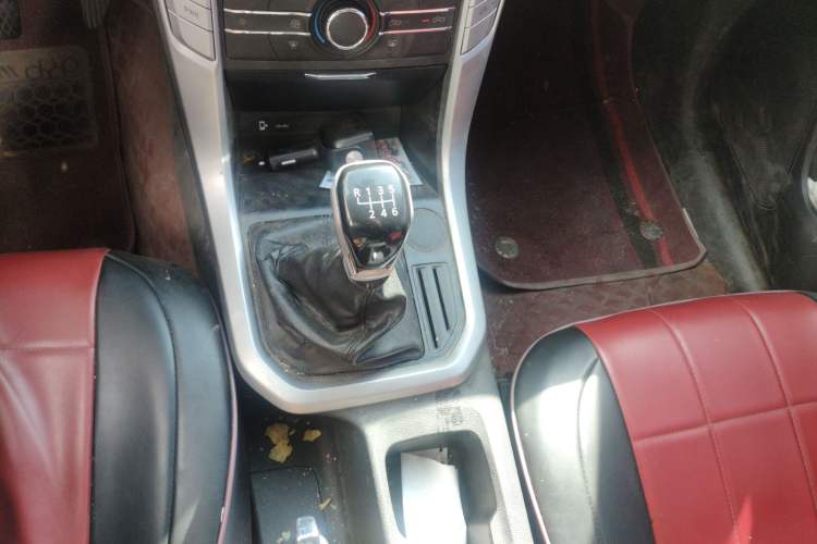 Used SAIC MAXUS T60 2017 2.8T Diesel Manual Two-Wheel Drive High-Ride Elite Long-Body Emission Standard V Gear Lever
