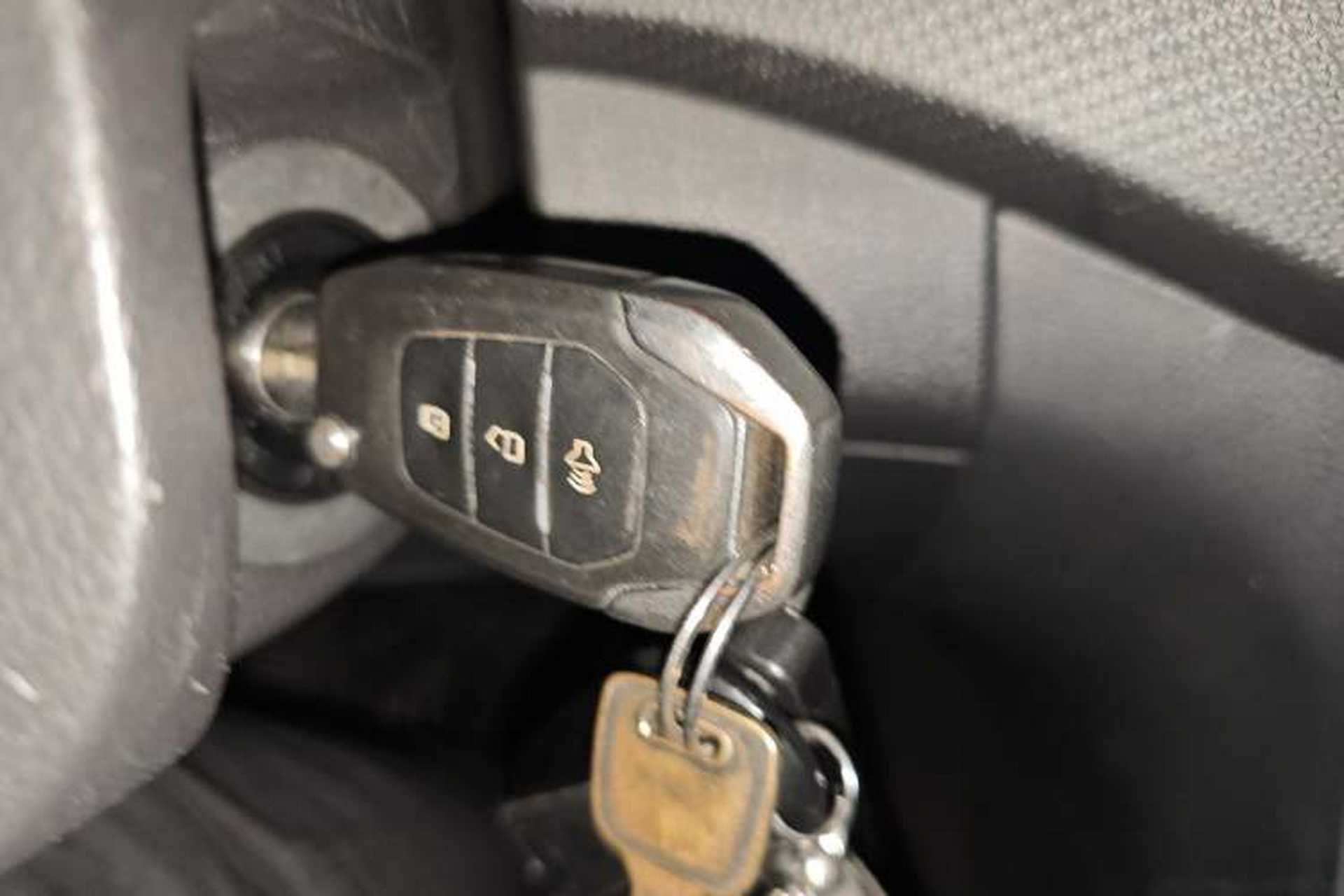 Used SAIC MAXUS T60 2017 2.4L Gasoline Manual Two-Wheel Drive High-Ride Elite Standard Van Interior 1