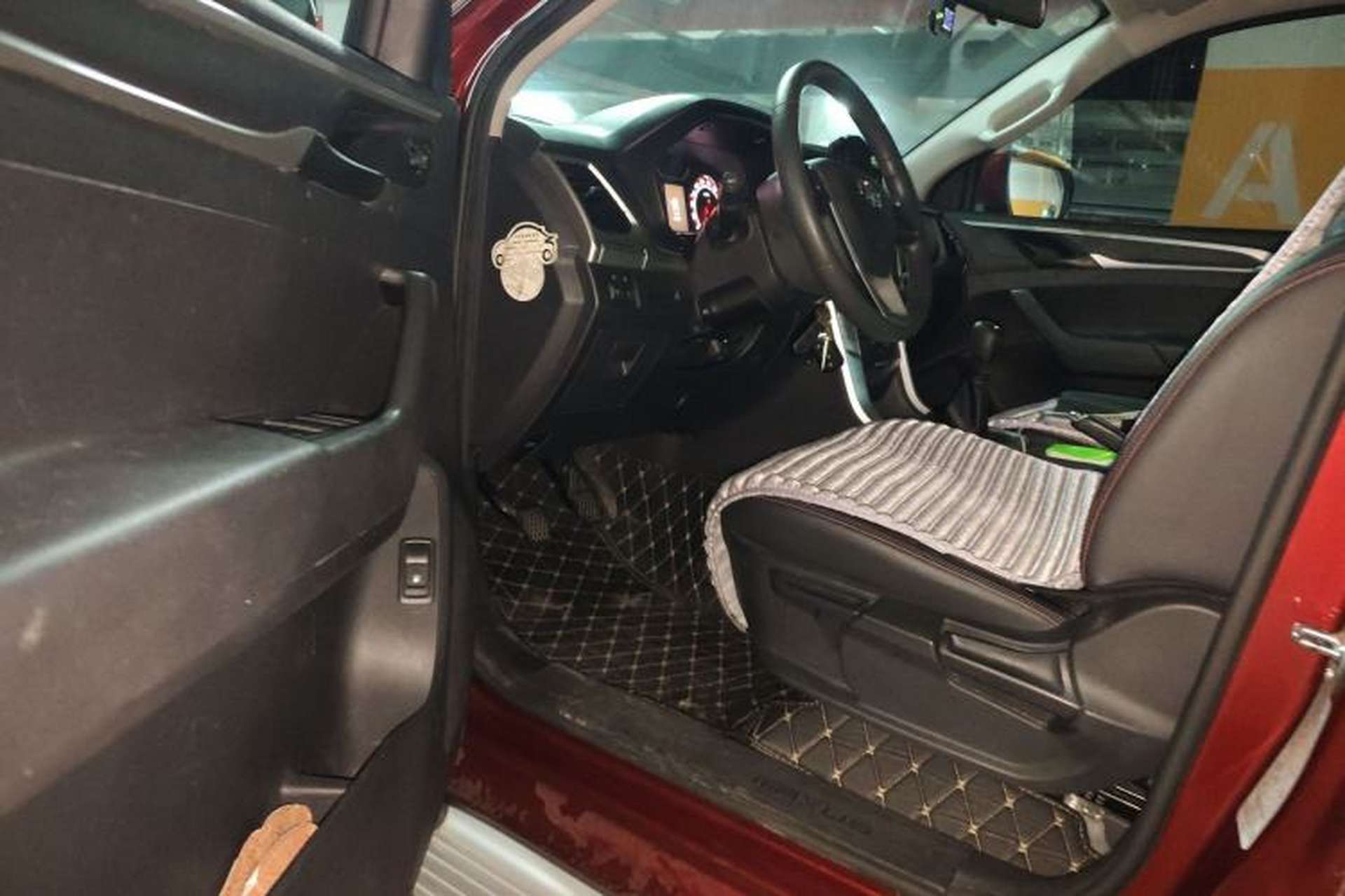 Used SAIC MAXUS T60 2017 2.4L Gasoline Manual Two-Wheel Drive High-Ride Elite Standard Van Interior 3