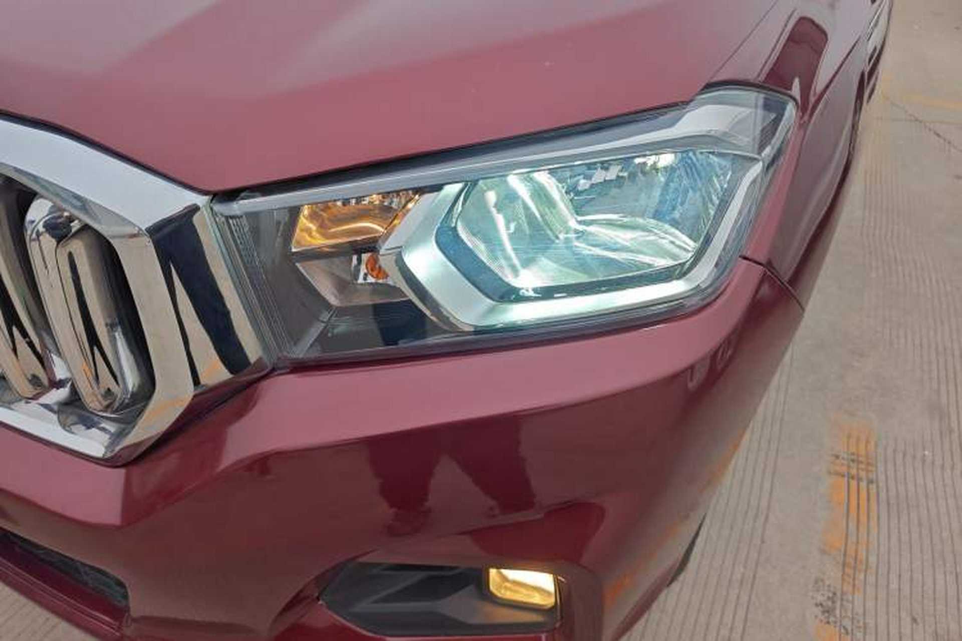 Used SAIC MAXUS T60 2017 2.4L Gasoline Manual Two-Wheel Drive High-Ride Elite Standard Van Left Front Headlight