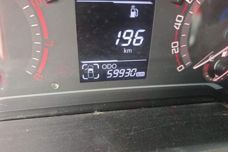 Used SAIC MAXUS T60 2017 2.4L Gasoline Manual Transmission 4x4 High Ground Clearance Comfortable Version with Extended Cabin Odometer Close Up