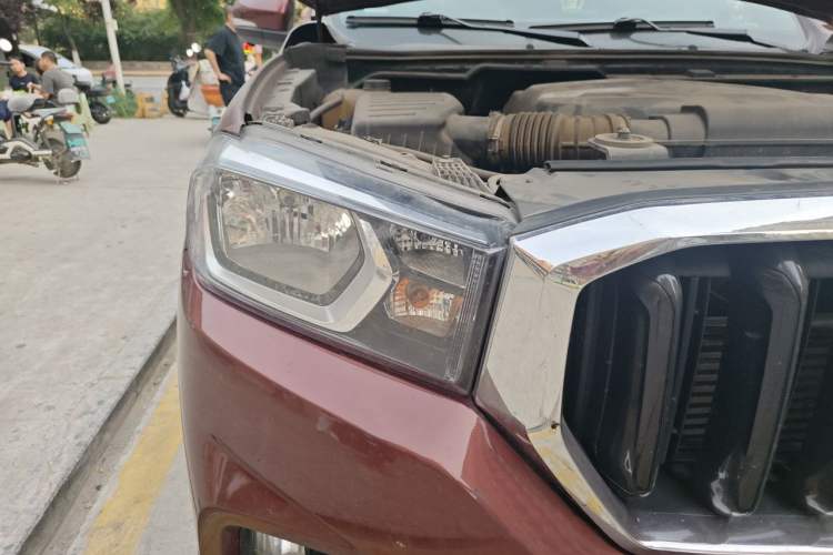Used SAIC MAXUS T60 2017 2.0T Gasoline Automatic Two-Wheel Drive High-Ride Comfort-Plus Long-Box Version Right Front Headlight