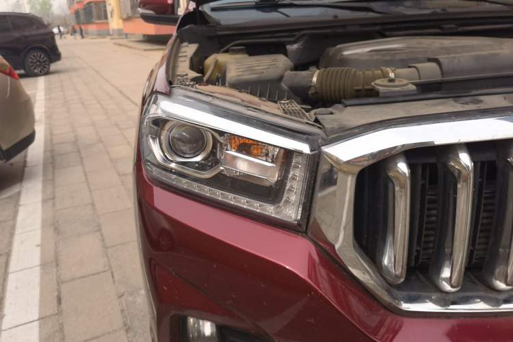 Used SAIC MAXUS T60 2017 2.0T Gasoline Automatic 4x4 High-Profile Luxury Standard Cab Right Front Headlight