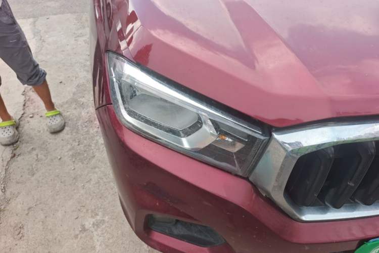 Used SAIC MAXUS T60 2017 2.4L Gasoline Manual Transmission 4x4 High Ground Clearance Comfortable Version with Extended Cabin Right Front Headlight