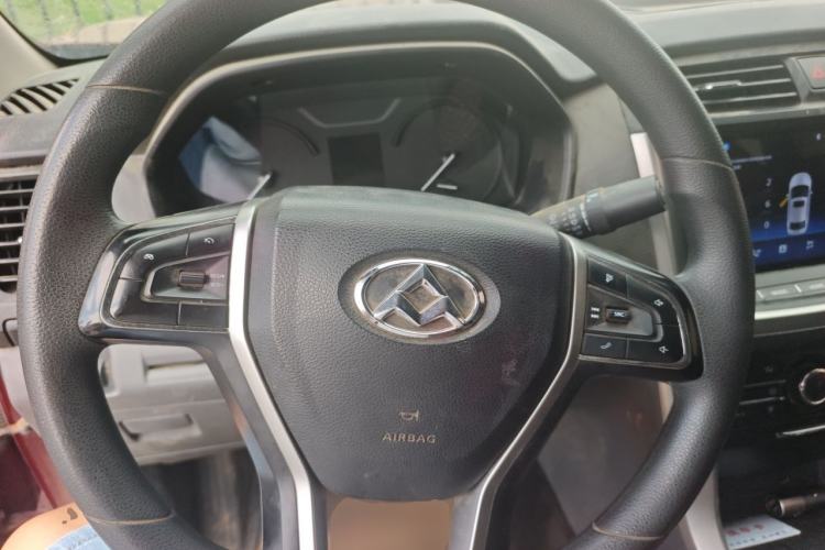 Used SAIC MAXUS T60 2017 2.4L Gasoline Manual Transmission 4x4 High Ground Clearance Comfortable Version with Extended Cabin Steering Wheel
