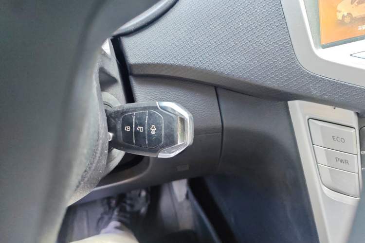 Used SAIC MAXUS T60 2017 2.8T Diesel Automatic 2WD High-Ride Elite Long-Body China V Standard Vehicle Key