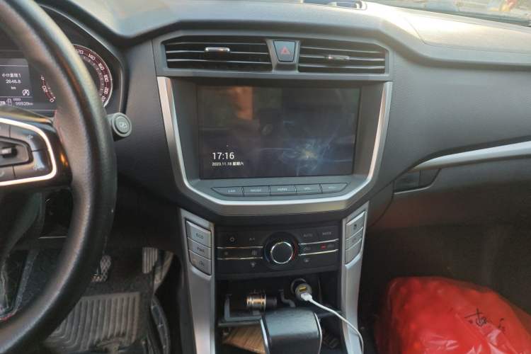 Used SAIC MAXUS T60 2017 2.0T Gasoline Automatic Two-Wheel Drive High-Ride Elite Model with Extended Cabin Audio And AC Panel