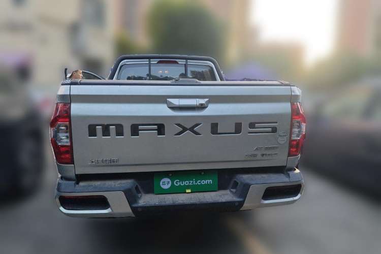 Used SAIC MAXUS T60 2017 2.0T Gasoline Automatic Two-Wheel Drive High-Ride Elite Model with Extended Cabin Rear
