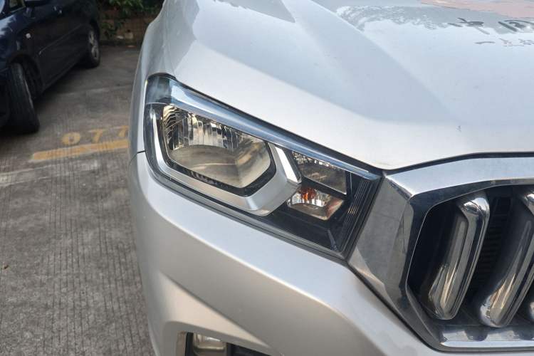 Used SAIC MAXUS T60 2017 2.0T Gasoline Automatic Two-Wheel Drive High-Ride Elite Model with Extended Cabin Right Front Headlight