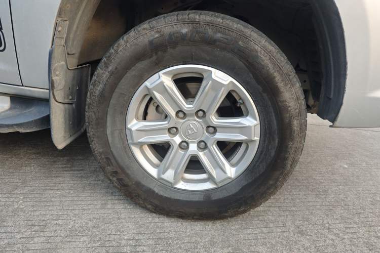 Used SAIC MAXUS T60 2017 2.0T Gasoline Automatic Two-Wheel Drive High-Ride Elite Model with Extended Cabin Right Front Wheel Hub