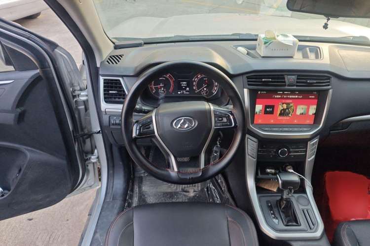 Used SAIC MAXUS T60 2017 2.0T Gasoline Automatic Two-Wheel Drive High-Ride Elite Model with Extended Cabin Steering Wheel