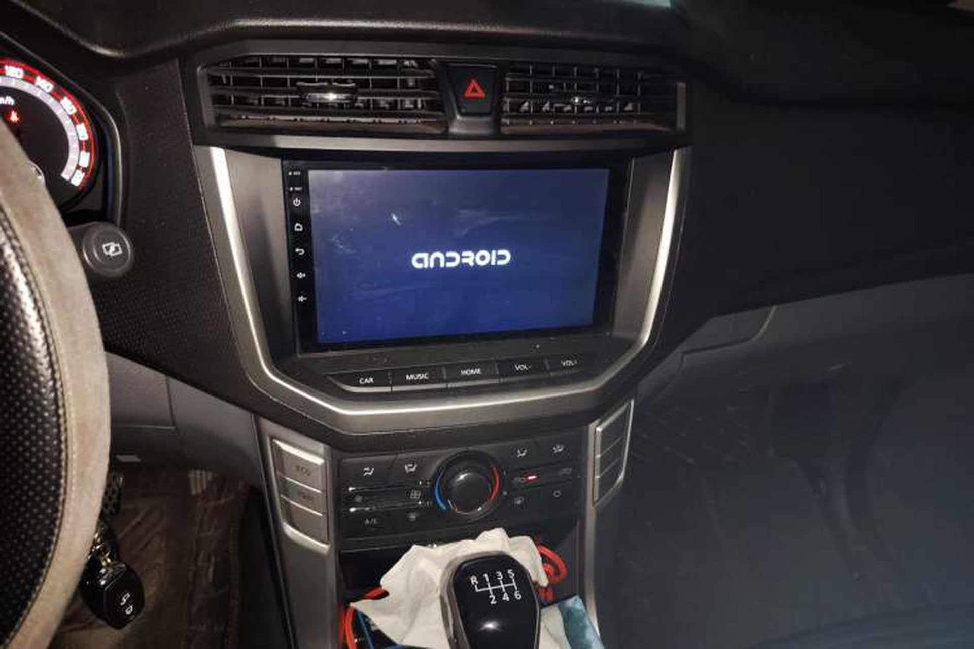 Used SAIC MAXUS T60 2017 2.8T Diesel Manual 4x4 High-Ride Comfort Edition Long Wheelbase China V Standard Audio And AC Panel
