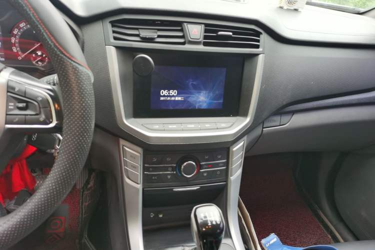 Used SAIC MAXUS T60 2017 2.8T Diesel Manual Two-Wheel Drive High-Ride Comfort Plus Long-Body Emission Standard V Audio And AC Panel