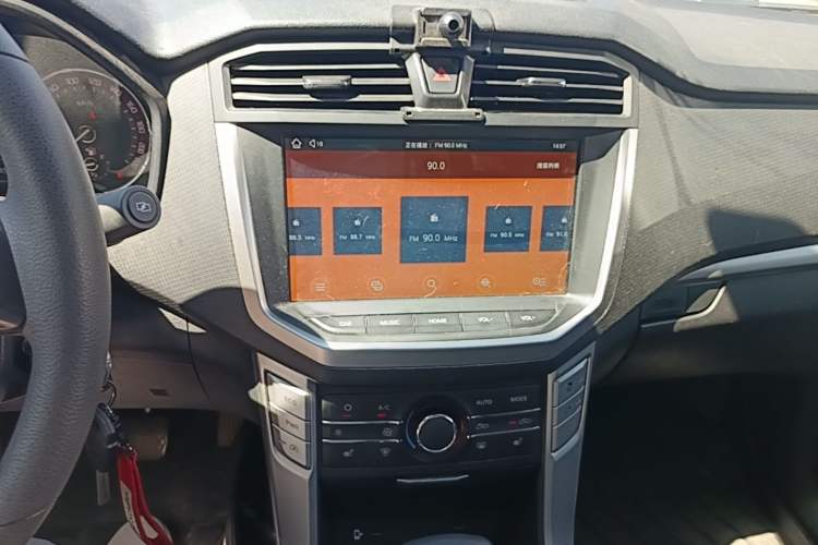 Used SAIC MAXUS T60 2017 2.0T Gasoline Automatic Two-Wheel Drive High-Ride Elite Standard Cabin Audio And AC Panel