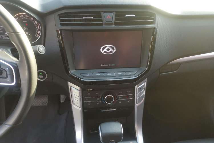 Used SAIC MAXUS T60 2017 2.0T Gasoline Automatic 4x4 High-Profile Luxury Standard Cab Audio And AC Panel