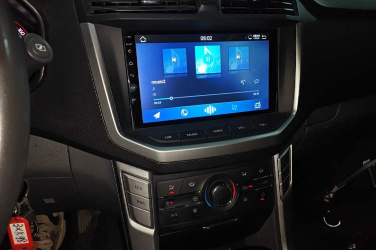 Used SAIC MAXUS T60 2017 2.8T Diesel Automatic 4x4 High-Ride Comfort Edition Standard Cabin China V Emission Standard Audio And AC Panel