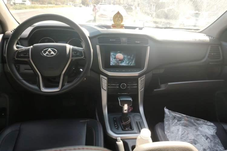 Used SAIC MAXUS T60 2017 2.0T Gasoline Automatic Two-Wheel Drive High-Ride Elite Standard Cabin Center Console