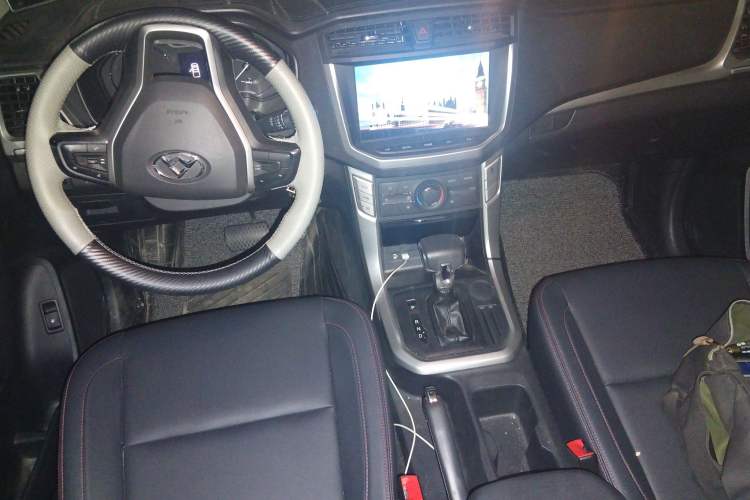 Used SAIC MAXUS T60 2017 2.0T Gasoline Automatic Two-Wheel Drive High-Ride Elite Standard Cabin Center Console