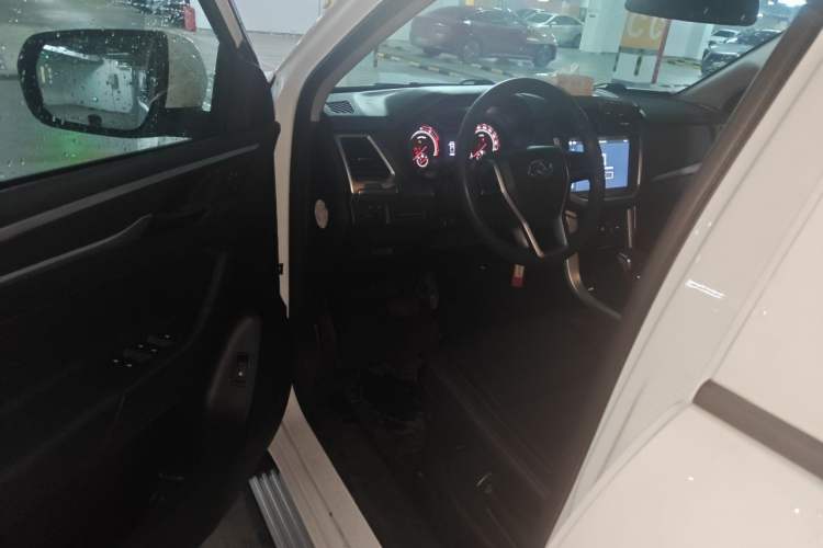 Used SAIC MAXUS T60 2017 2.0T Gasoline Automatic Two-Wheel Drive High-Ride Elite Standard Cabin Driver Seat