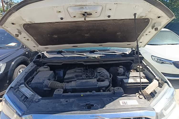 Used SAIC MAXUS T60 2017 2.0T Gasoline Automatic Two-Wheel Drive High-Ride Elite Standard Cabin Engine Bay