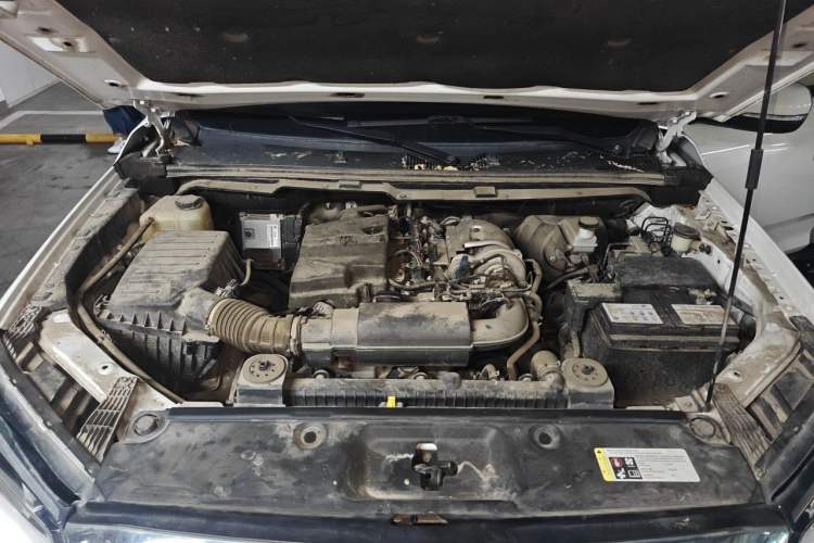 Used SAIC MAXUS T60 2017 2.0T Gasoline Automatic Two-Wheel Drive High-Ride Elite Standard Cabin Engine Bay