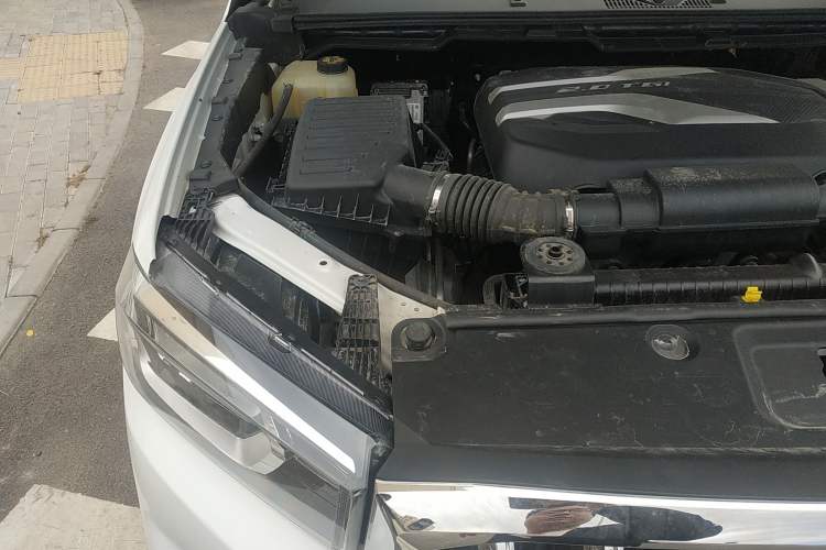 Used SAIC MAXUS T60 2017 2.0T Gasoline Automatic Two-Wheel Drive High-Ride Elite Standard Cabin Engine Bay Right