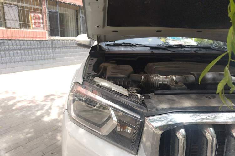 Used SAIC MAXUS T60 2017 2.0T Gasoline Automatic 4x4 High-Ride Elite Standard Cabin Engine Bay Right