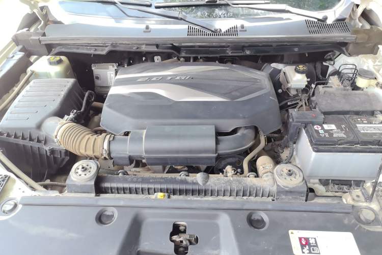 Used SAIC MAXUS T60 2017 2.0T Gasoline Automatic Two-Wheel Drive High-Ride Comfort-Grade Standard Cabin Engine Bay