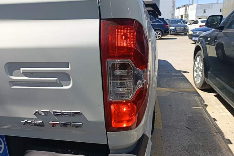Used SAIC MAXUS T60 2017 2.0T Gasoline Automatic Two-Wheel Drive High-Ride Elite Standard Cabin Exterior 3