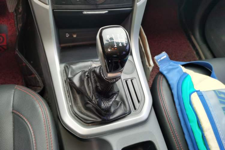 Used SAIC MAXUS T60 2017 2.8T Diesel Manual Two-Wheel Drive High-Ride Comfort Plus Long-Body Emission Standard V Gear Lever