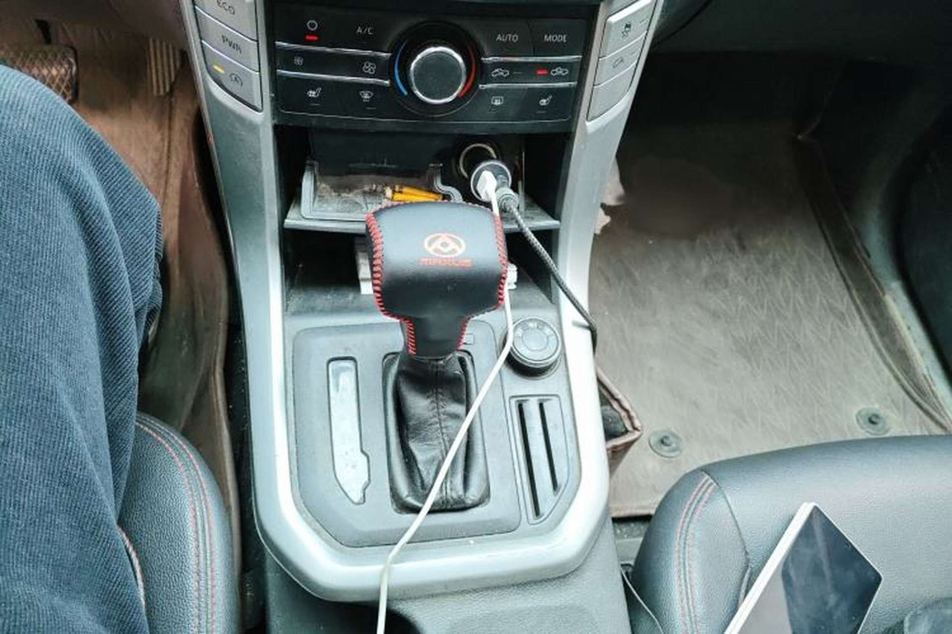 Used SAIC MAXUS T60 2017 2.0T Gasoline Automatic 4x4 High-Ride Elite Standard Cabin Gear Lever