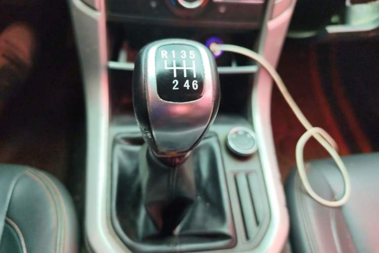 Used SAIC MAXUS T60 2017 2.8T Diesel Manual 4x4 High-Ride Elite Long-Body China V-Emission Standard Gear Lever