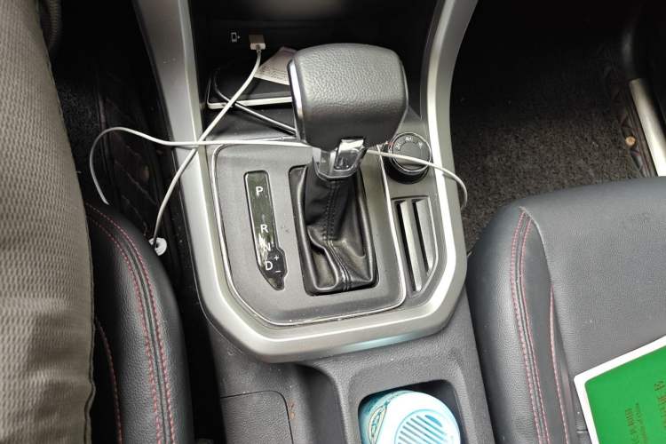 Used SAIC MAXUS T60 2017 2.0T Gasoline Automatic 4x4 High-Ride Elite Standard Cabin Gear Lever