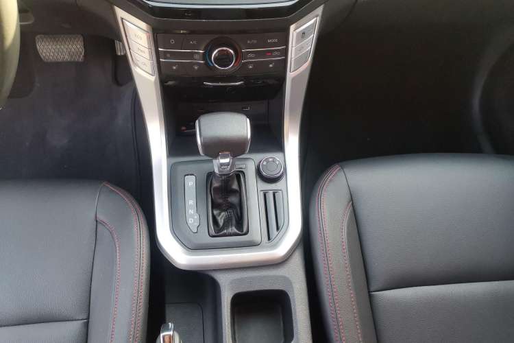 Used SAIC MAXUS T60 2017 2.0T Gasoline Automatic 4x4 High-Profile Luxury Standard Cab Gear Lever