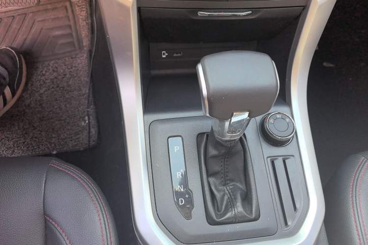 Used SAIC MAXUS T60 2017 2.0T Gasoline Automatic 4x4 High-Ride Elite Standard Cabin Gear Lever