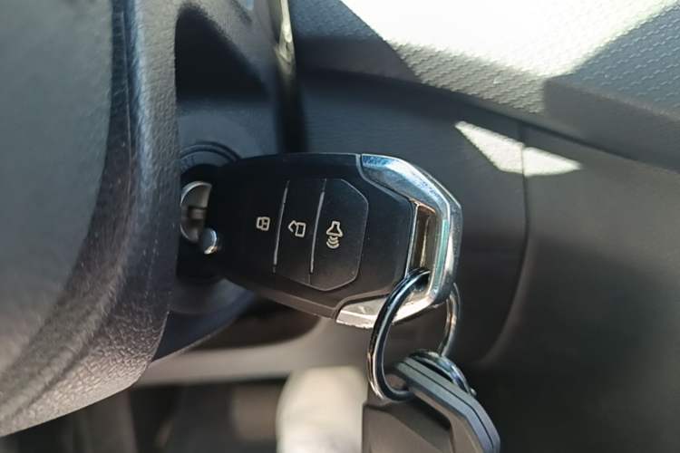 Used SAIC MAXUS T60 2017 2.0T Gasoline Automatic Two-Wheel Drive High-Ride Elite Standard Cabin Interior 1