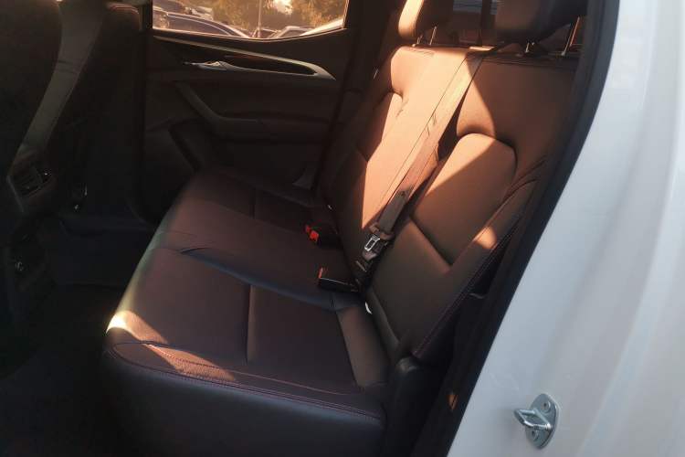 Used SAIC MAXUS T60 2017 2.0T Gasoline Automatic 4x4 High-Profile Luxury Standard Cab Interior 1