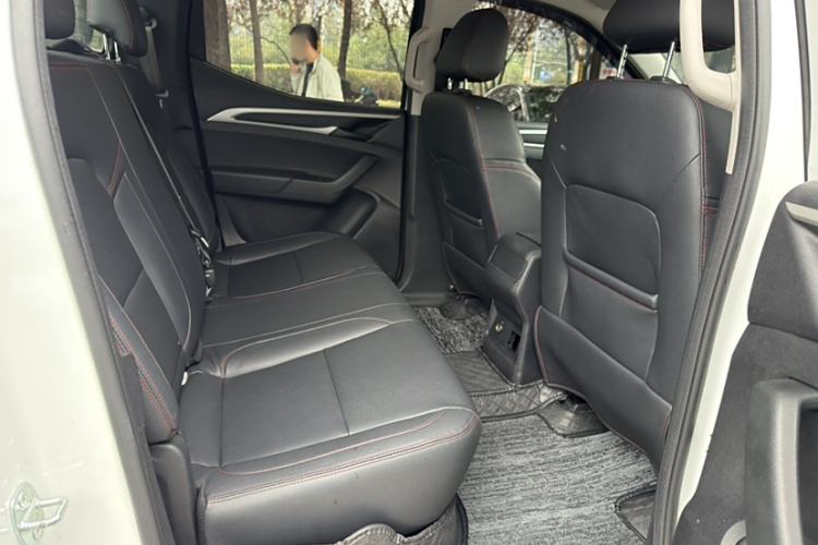 Used SAIC MAXUS T60 2017 2.0T Gasoline Automatic Two-Wheel Drive High-Ride Elite Standard Cabin Interior 1