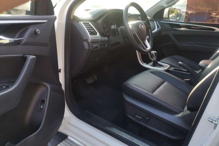 Used SAIC MAXUS T60 2017 2.0T Gasoline Automatic 4x4 High-Profile Luxury Standard Cab Interior 2