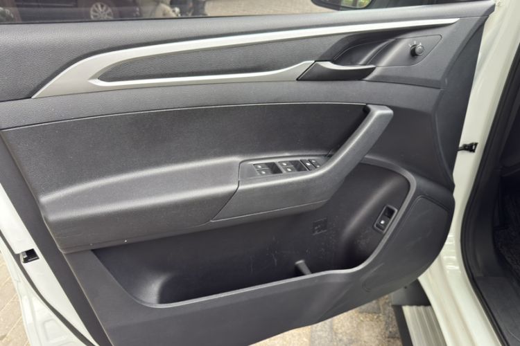 Used SAIC MAXUS T60 2017 2.0T Gasoline Automatic Two-Wheel Drive High-Ride Elite Standard Cabin Interior 2