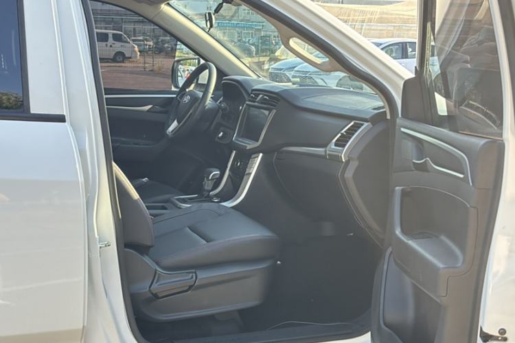 Used SAIC MAXUS T60 2017 2.0T Gasoline Automatic 4x4 High-Ride Elite Standard Cabin Interior 3