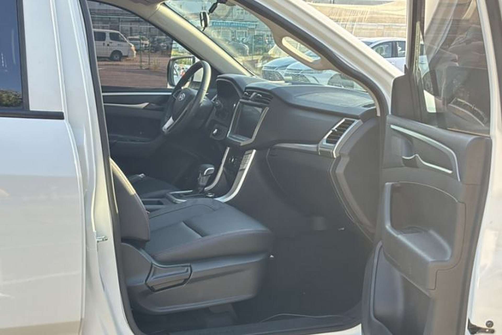 Used SAIC MAXUS T60 2017 2.0T Gasoline Automatic 4x4 High-Ride Elite Standard Cabin Interior 3