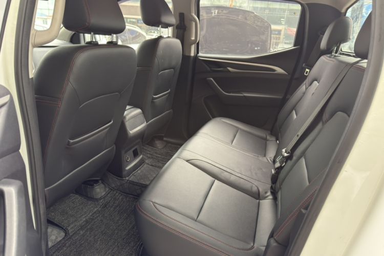Used SAIC MAXUS T60 2017 2.0T Gasoline Automatic Two-Wheel Drive High-Ride Elite Standard Cabin Interior 3